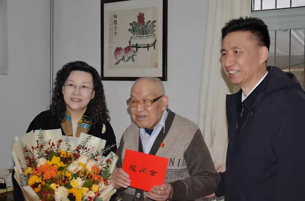 濟南產(chǎn)發(fā)集團黨委副書記、總經(jīng)理黃蓓走訪慰問離休老干部、老黨員